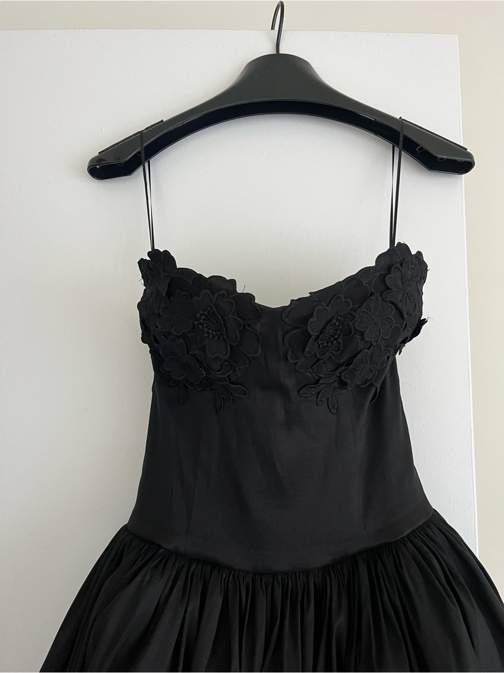 Meshki Strapless Black Tea-Length Dress with Floral Appliqué - Picture 4 of 6